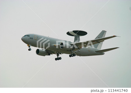 飛行する航空自衛隊の早期警戒管制機 E-767 113441740