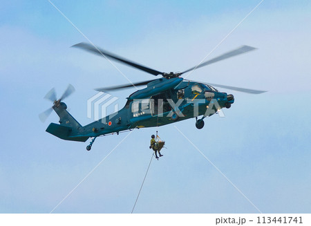 救助訓練を行う航空自衛隊の救難ヘリコプター UH-60J 113441741