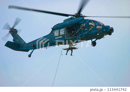 救助訓練を行う航空自衛隊の救難ヘリコプター UH-60J 救助訓練を行う航空自衛隊の救難ヘリコプター UH-60J 113441742