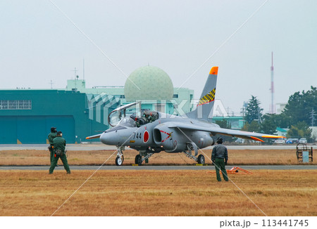 離陸準備中の航空自衛隊の練習機T-4 113441745