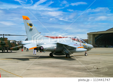 展示される航空自衛隊の練習機 T-4 展示される航空自衛隊の練習機 T-4 113441747
