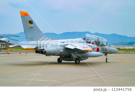 滑走路へ向かう航空自衛隊の練習機T-4 113441756