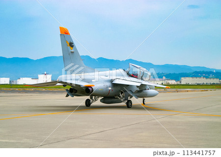 滑走路へ向かう航空自衛隊の練習機T-4 滑走路へ向かう航空自衛隊の練習機T-4 113441757