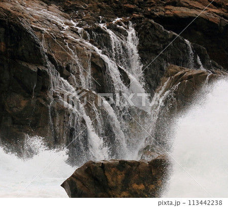 断崖から流れ落ちる波しぶき 断崖から流れ落ちる波しぶき 113442238
