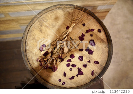 樽の上に置かれたドライフラワー 樽の上に置かれたドライフラワー 113442239