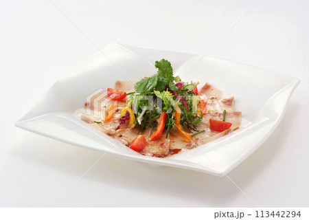カルパッチョ・タイのカルパッチョ・サラダの皿盛り 113442294