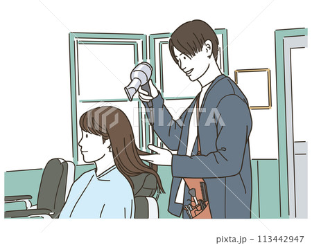 女性客の髪をドライヤーで乾かす男性美容師 113442947