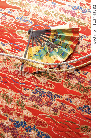 扇と組紐の和風イメージ 113443382