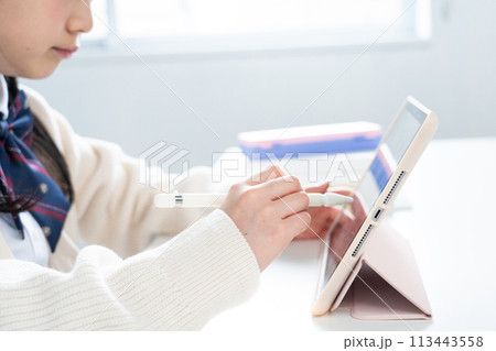 タブレットを使って勉強する中学生の手元 113443558