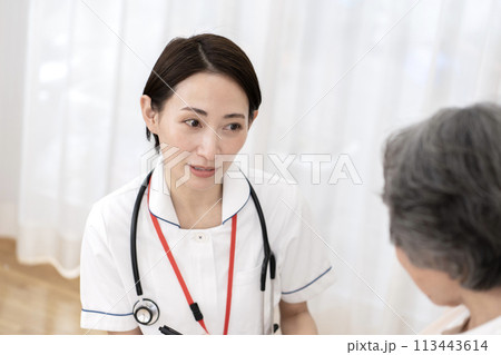 女性看護師 訪問看護 在宅医療 女性看護師 訪問看護 在宅医療 113443614