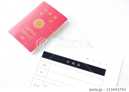 有給休暇をとって海外旅行に出発するため、勤め先の会社に休暇届を提出する 有給休暇をとって海外旅行に出発するため、勤め先の会社に休暇届を提出する 113443743