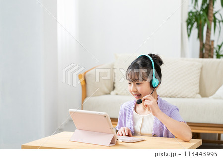 インカムをつけて勉強する女の子 113443995