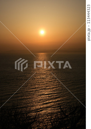 出逢い岬からの夕陽 113444323