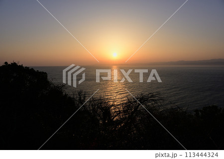 出逢い岬からの夕陽 113444324
