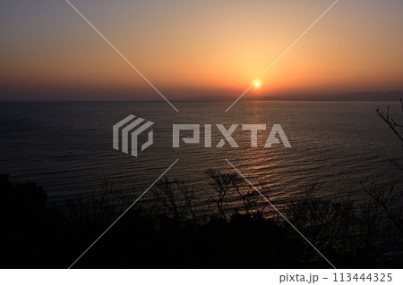 出逢い岬からの夕陽 113444325