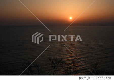 出逢い岬からの夕陽 113444326