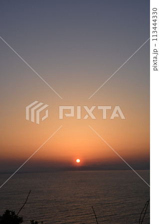 出逢い岬からの夕陽 113444330