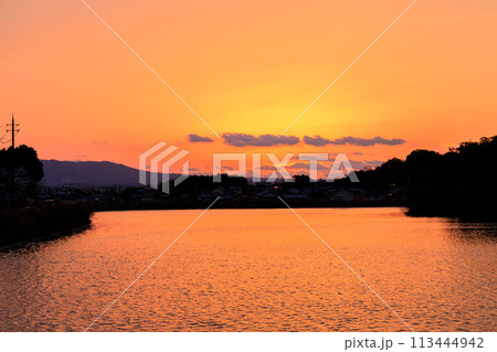 国道24号線沿いウワナベ池の素晴らしい夕焼け　奈良市① 113444942