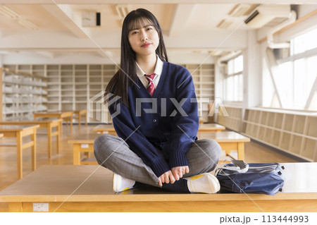 図書室でスラックスを履いている女子高校生　多様性 113444993