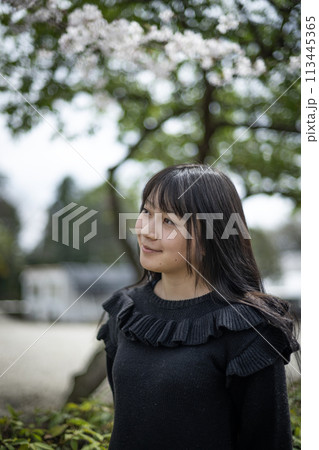 桜の木の下の10代女性　女性　大学生　18歳　人物　春　シーン 113445365