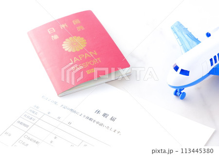 有給休暇をとって海外旅行に出発するため、勤め先の会社に休暇届を提出する 有給休暇をとって海外旅行に出発するため、勤め先の会社に休暇届を提出する 113445380
