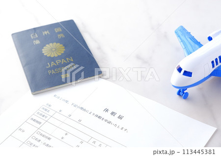 有給休暇をとって海外旅行に出発するため、勤め先の会社に休暇届を提出する 有給休暇をとって海外旅行に出発するため、勤め先の会社に休暇届を提出する 113445381
