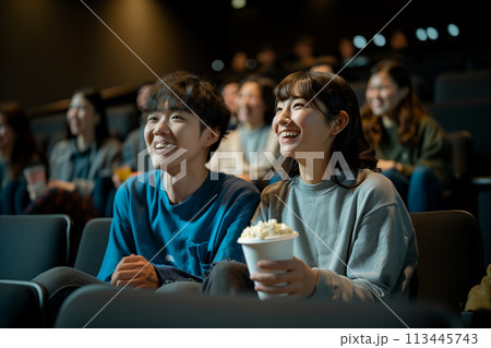 映画を観るカップル 映画を観るカップル 113445743
