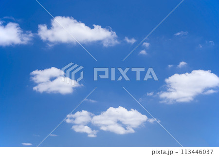 青空に浮かぶ白い雲《風景・背景素材》 青空に浮かぶ白い雲《風景・背景素材》 113446037