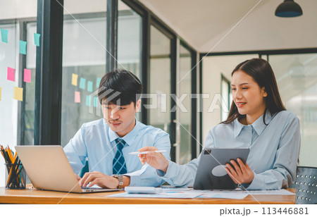 group of business people working and communicating together in the office With the charging of graphs for analysis, conceptual analysis and business planning 113446881