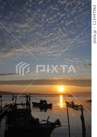 早朝の七尾湾 113447062