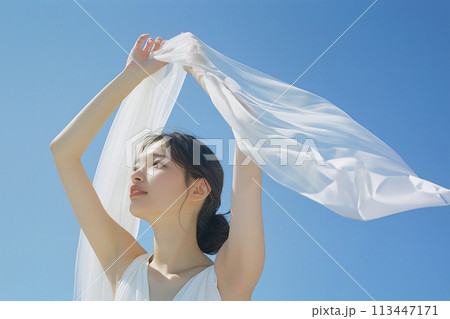 白い布を空に向かって持って立つ若い女性　AI生成画像 113447171