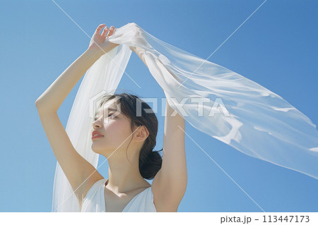 白い布を空に向かって持って立つ若い女性　AI生成画像 113447173