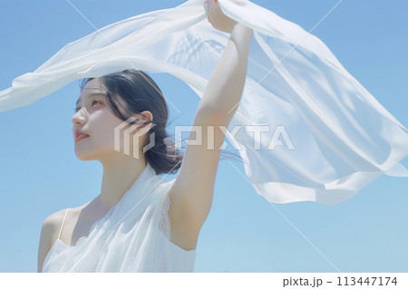 白い布を空に向かって持って立つ若い女性　AI生成画像 113447174