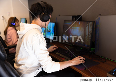 ゲームを楽しむ男性 113447557