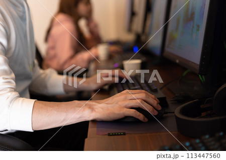 ゲームを楽しむ男性の手元 113447560