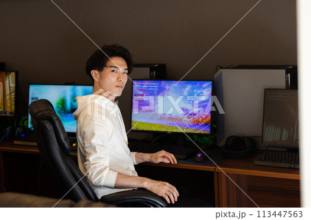 ゲームを楽しむ男性 113447563