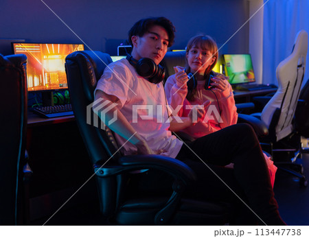 ゲームをする男女 ゲームをする男女 113447738
