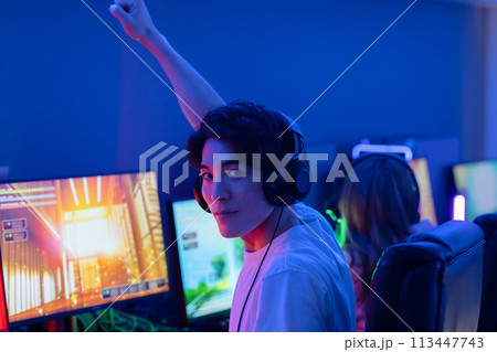 ゲームを楽しむ男性 113447743