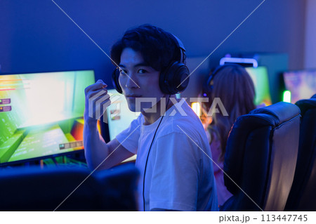 ゲームを楽しむ男性 ゲームを楽しむ男性 113447745