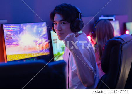 ゲームを楽しむ男性 ゲームを楽しむ男性 113447746