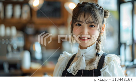 カフェの若い女性 113448167