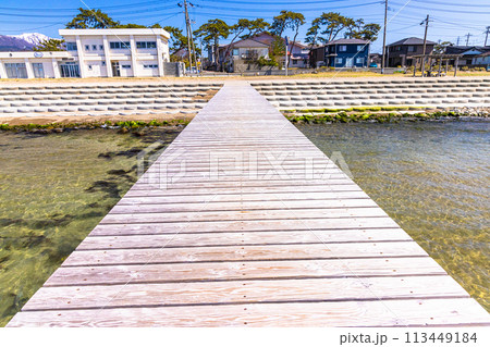 【新潟県_佐渡_佐和田海岸】夏を待つあめやの桟橋 113449184