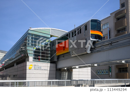 多摩モノレール立川南駅に到着する上北台行き電車 多摩モノレール立川南駅に到着する上北台行き電車 113449294
