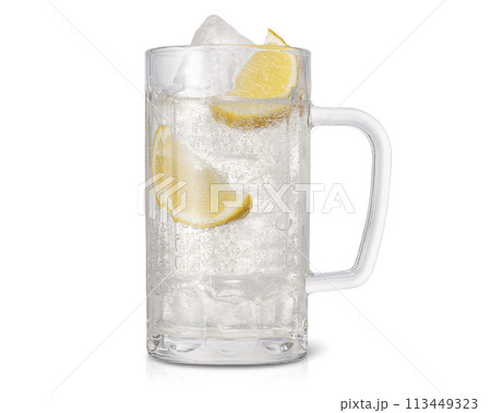 ロングジョッキに注がれたレモンサワーもしくはハイボール 113449323