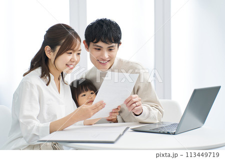 保険の加入を検討する家族	 113449719