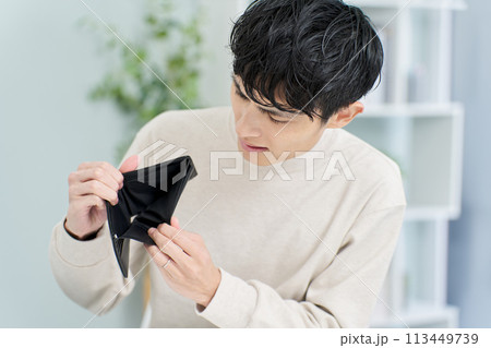 お金が入ってない財布を持つ男性 お金が入ってない財布を持つ男性 113449739