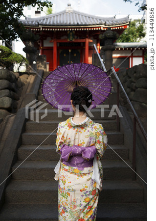 Woman using wagasa umbrella 113449886