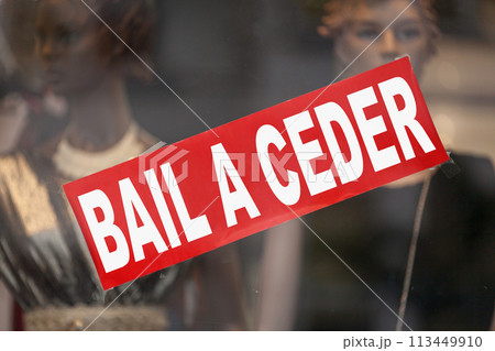Lease to be transferred written in French on a banner 113449910