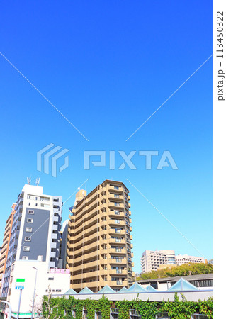 愛知県名古屋市、鶴舞駅前マンションの風景 113450322