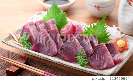 南紀勝浦港 かつおの刺身 （生）4月水揚げあっさりとした脂の乗り 113450694